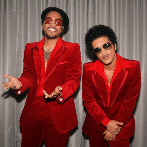 Bruno Mars anuncia que não vai concorrer ao Grammy de 2023 com Silk Sonic